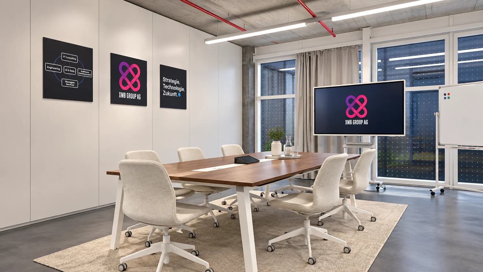 Meetingraum im XMB Office mit Besprechungstisch, Bildschirm und Whiteboard.
